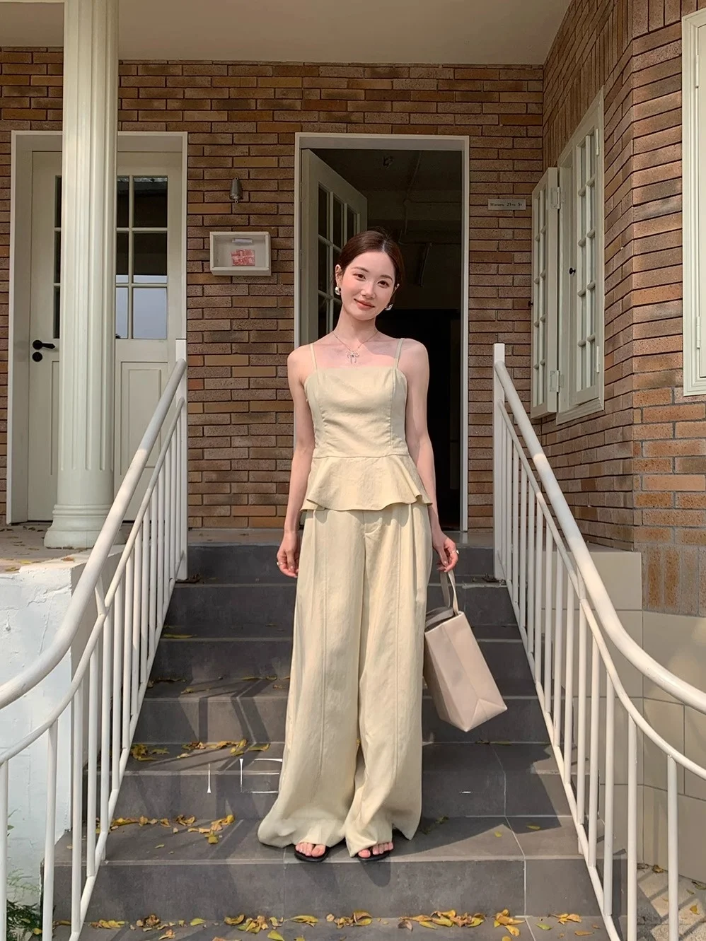 Elegant Spring 2026 Women's Vest Set Casual Off-Shoulder Top with Lace Trim And Wide Leg Pants Fashionable Ensemble
Elegant Spring 2026 Women's Vest Set Casual Off-Shoulder Top with Lace Trim And Wide Leg Pants Fashionable Ensemble