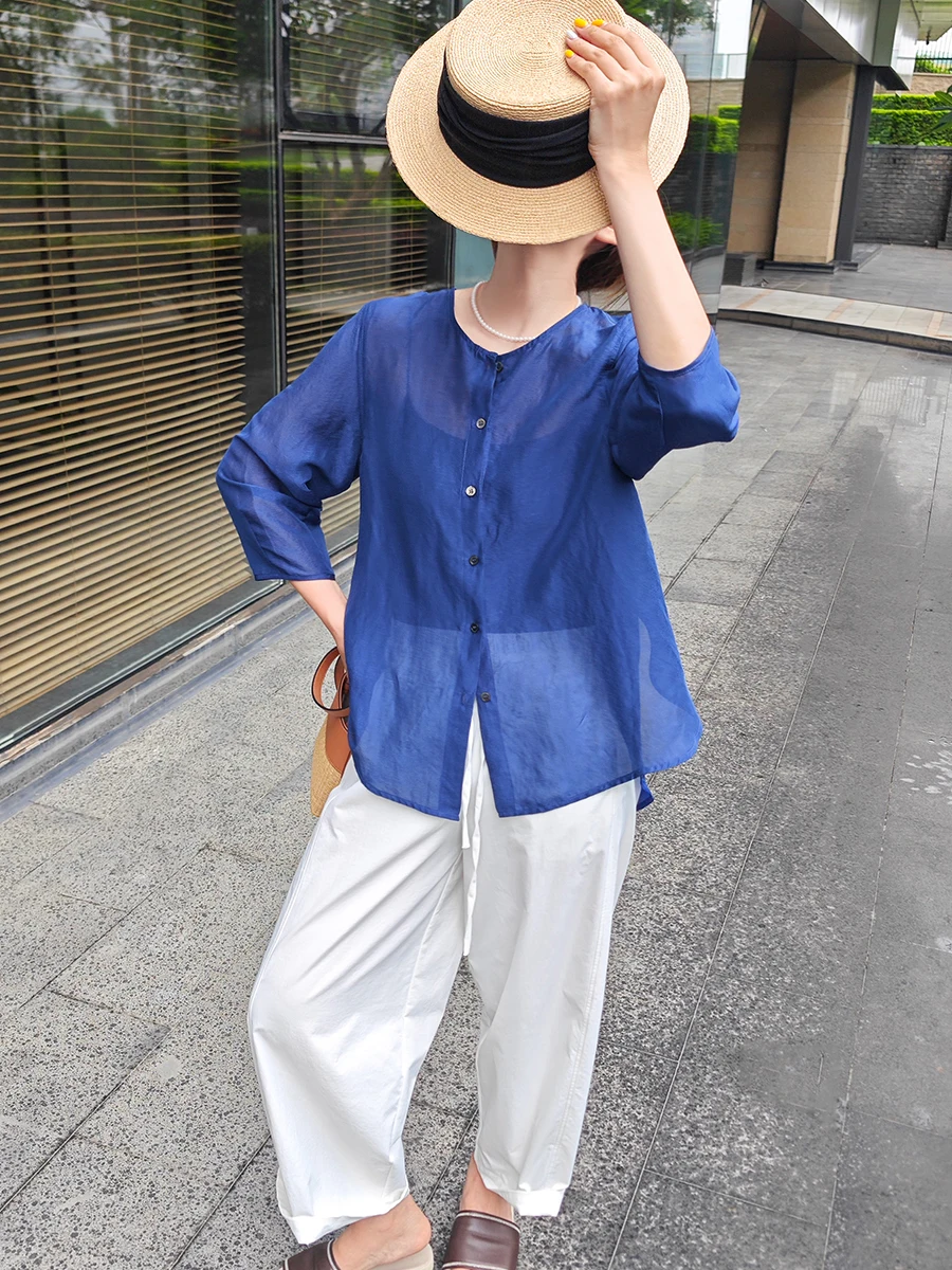 Летняя легкая блузка из шелковистого льна с круглым вырезом, однотонная, на пуговицах, прямого кроя, оригинальная модель.
Летняя легкая блузка из шелковистого льна с круглым вырезом, однотонная, на пуговицах, прямого кроя, оригинальная модель.