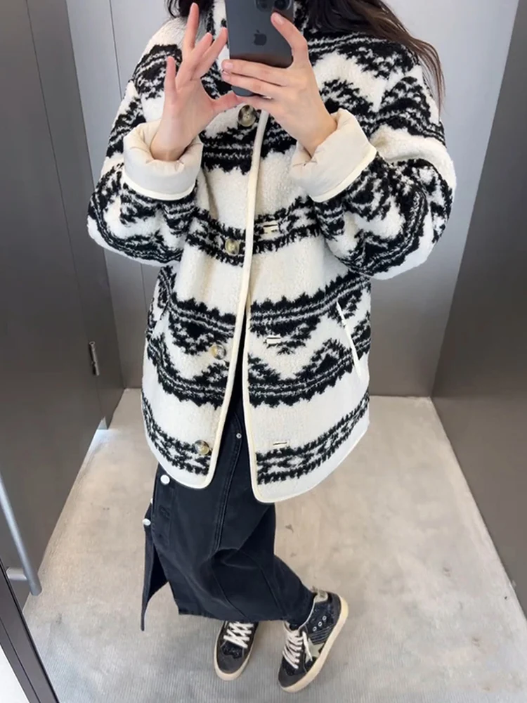 Trendy Luxury Two-Way Wear Fleece Jacket with Color Collision Totem Semi-High Collar Coat for Ladies Commute Loose Fit Long S...
Trendy Luxury Two-Way Wear Fleece Jacket with Color Collision Totem Semi-High Collar Coat for Ladies Commute Loose Fit Long S...