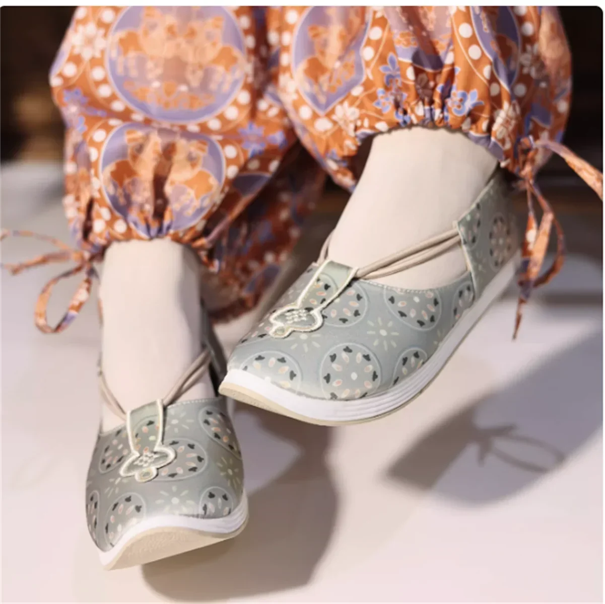 Восстановление оригинальных туфель Tang Dynasty Ruyi с открытым носком.
Восстановление оригинальных туфель Tang Dynasty Ruyi с открытым носком.