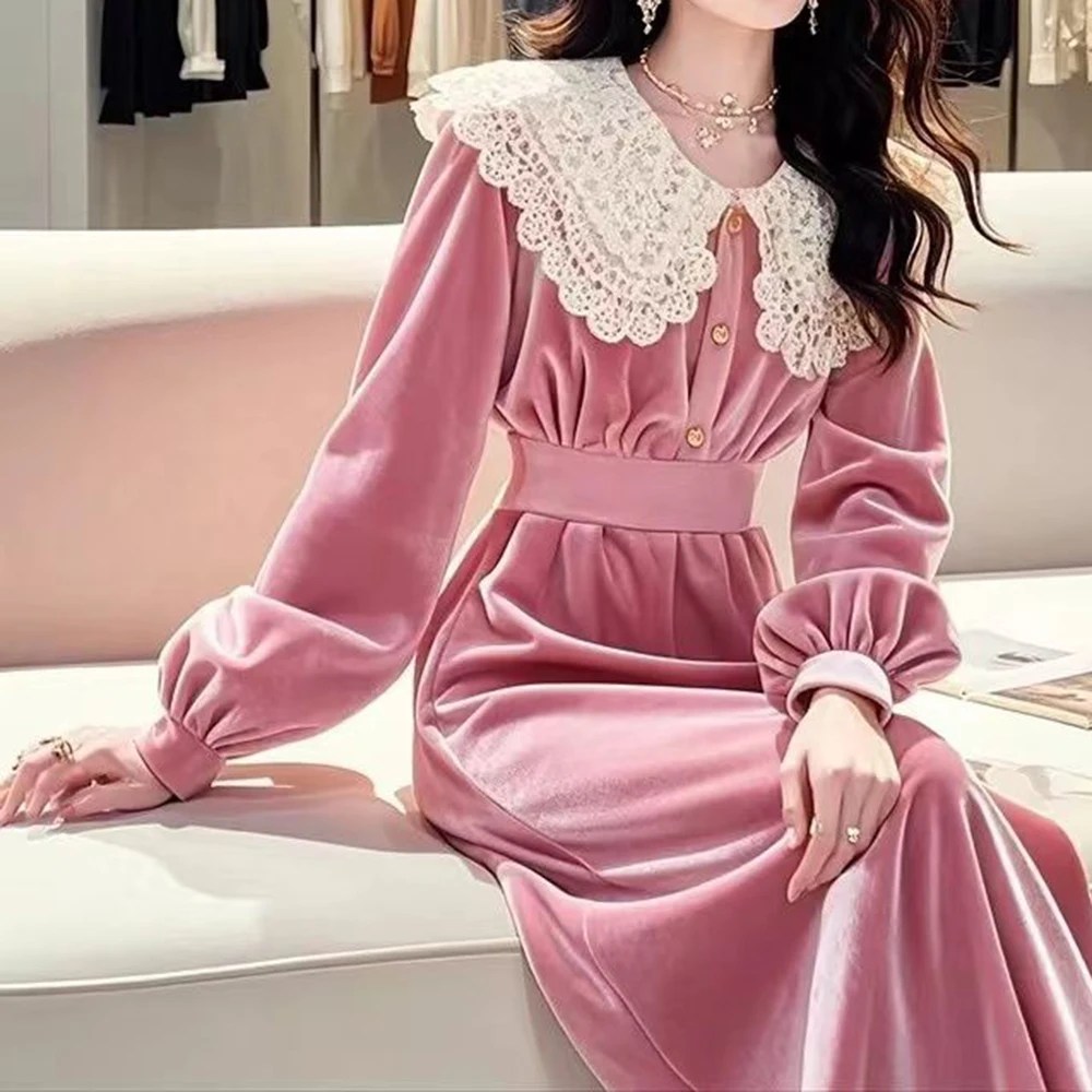 2025 autumn super beautiful pink lace splicing velvet dress high-end French age-reducing doll collar long dress
2025 autumn super beautiful pink lace splicing velvet dress high-end French age-reducing doll collar long dress