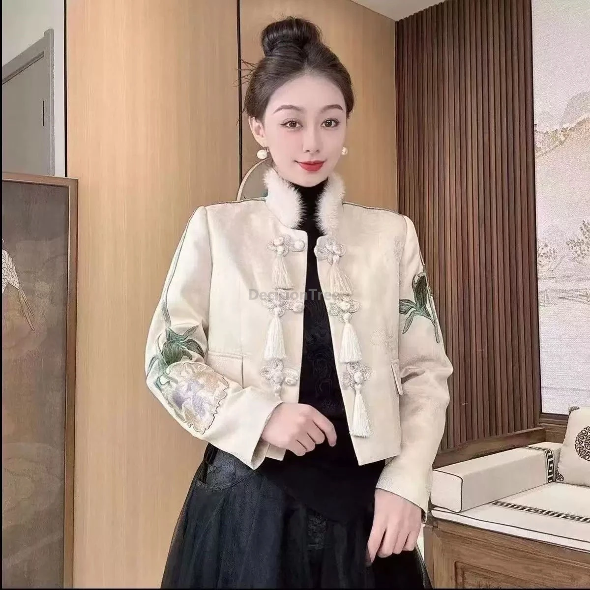 2026 новый китайский стиль ретро продвинутый костюм Тан пальто с меховым воротником утепленная теплая куртка модное универсальное женское пальто с принтом
2026 новый китайский стиль ретро продвинутый костюм Тан пальто с меховым воротником утепленная теплая куртка модное универсальное женское пальто с принтом