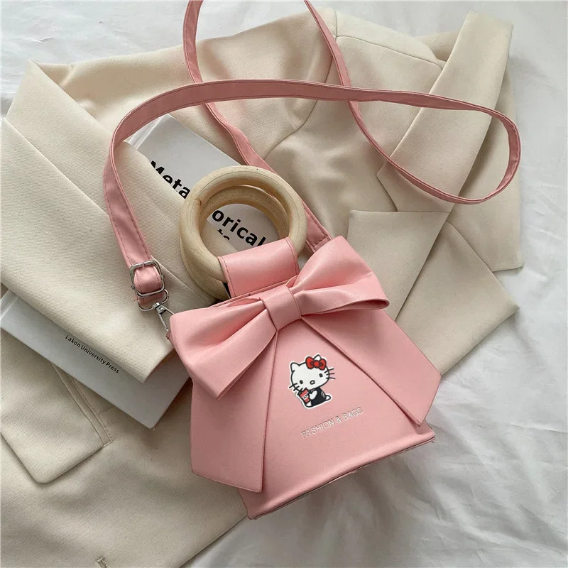 Sanrio kuromi Summer New Fashion Shoulder Bag Cartoon Cute Handbag hello kitty Bow Messenger Bag Women Bucket Bag handbag tote
Sanrio kuromi Summer New Fashion Shoulder Bag Cartoon Cute Handbag hello kitty Bow Messenger Bag Women Bucket Bag handbag tote