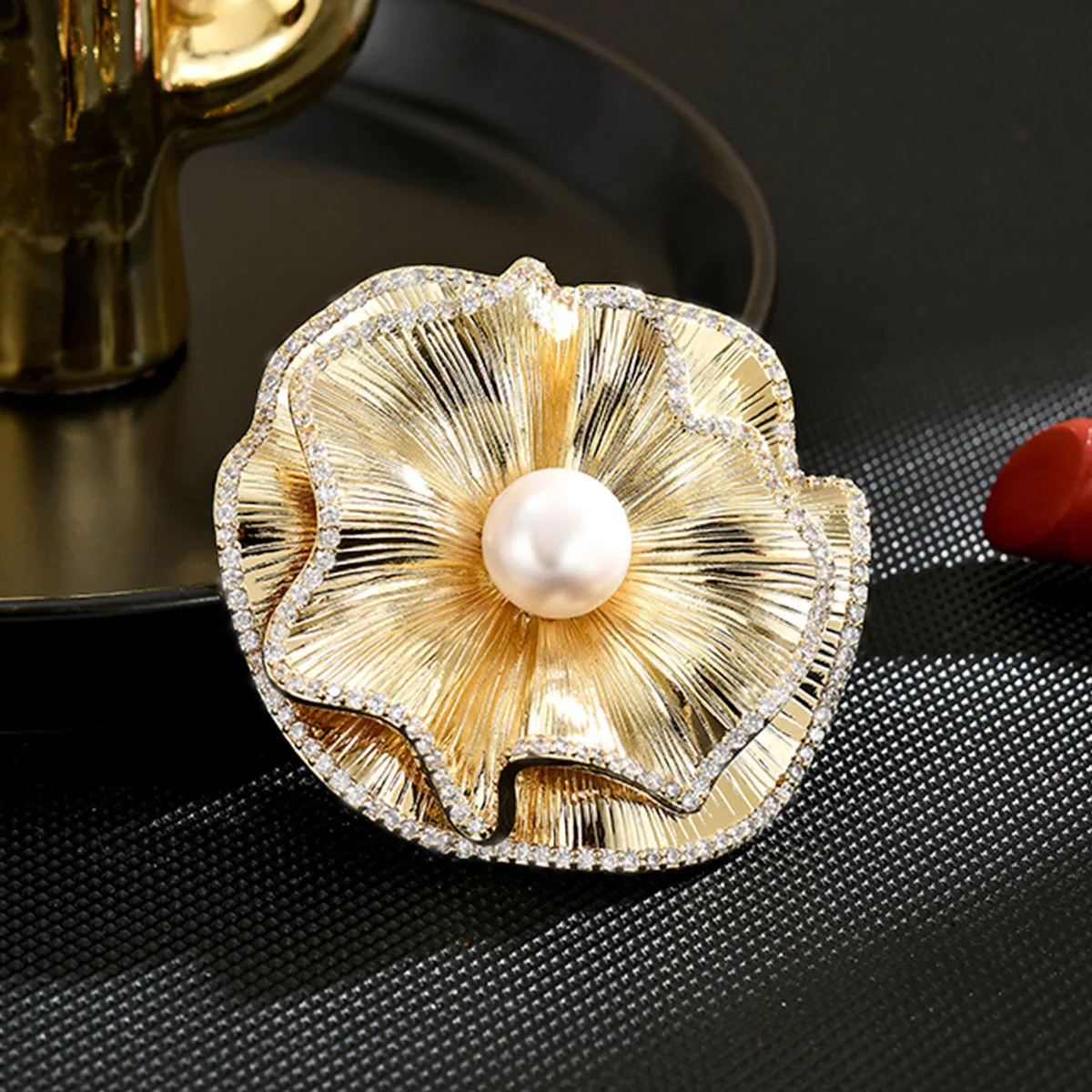 Matte Textured Flower Brooch, Pearl Corsage with French Elegance Niche Style
Matte Textured Flower Brooch, Pearl Corsage with French Elegance Niche Style