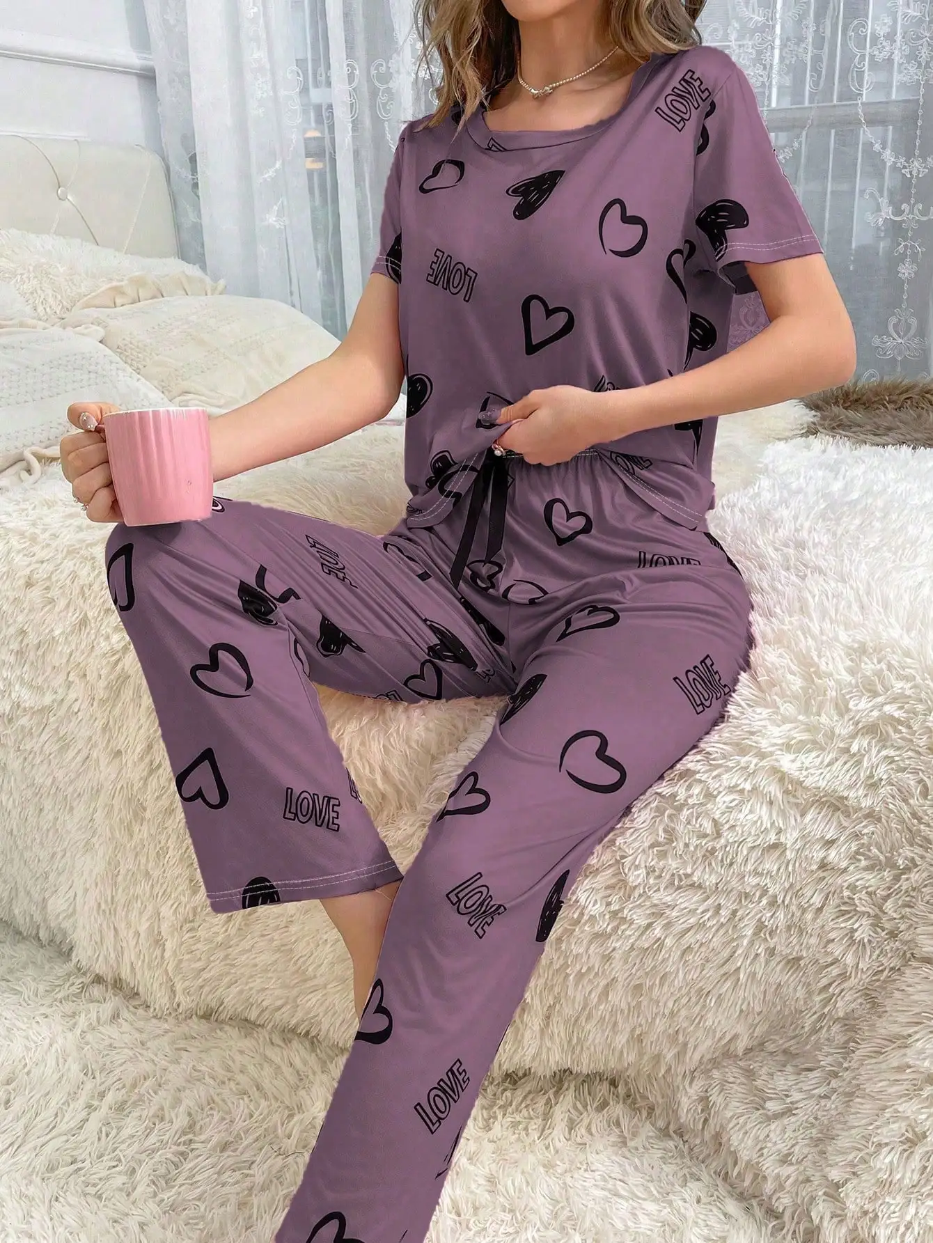Women Heart Print Round Neck Short Sleeve T-Shirt And Drawstring Pants Casual Sleepwear Pajama Set
Women Heart Print Round Neck Short Sleeve T-Shirt And Drawstring Pants Casual Sleepwear Pajama Set
