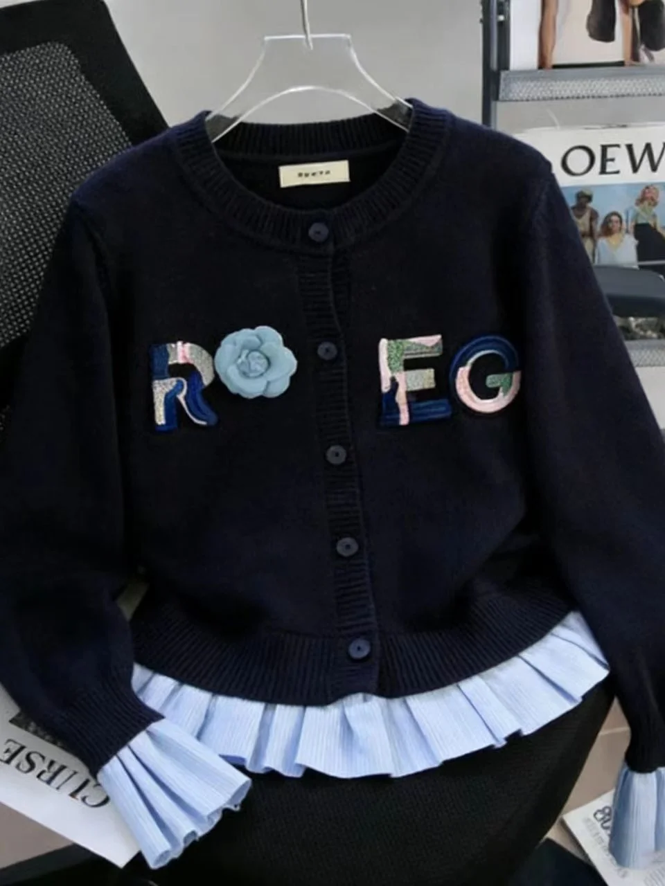 Потрясающий синий вязаный кардиган с открытым передом для женщин, с кружевными вставками и цветным буквенным узором, повседневный модный топ
Потрясающий синий вязаный кардиган с открытым передом для женщин, с кружевными вставками и цветным буквенным узором, повседневный модный топ