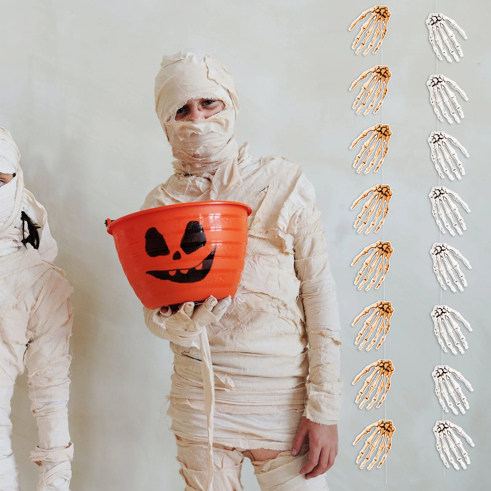 6Pcs Halloween Party Hand Hanging Banner Thick Paper Halloween Banner Pendant Prank Decoration Indoor Outdoor Party
6Pcs Halloween Party Hand Hanging Banner Thick Paper Halloween Banner Pendant Prank Decoration Indoor Outdoor Party