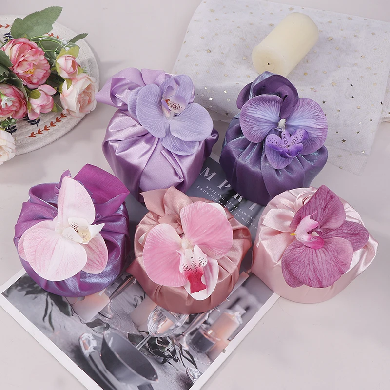 Plastic Box Fabric Wrapped Candy Gift Box With Phalaenopsis Decoration Party Favor Chocolate Boxes For Birthday Bridal Wedding
Plastic Box Fabric Wrapped Candy Gift Box With Phalaenopsis Decoration Party Favor Chocolate Boxes For Birthday Bridal Wedding