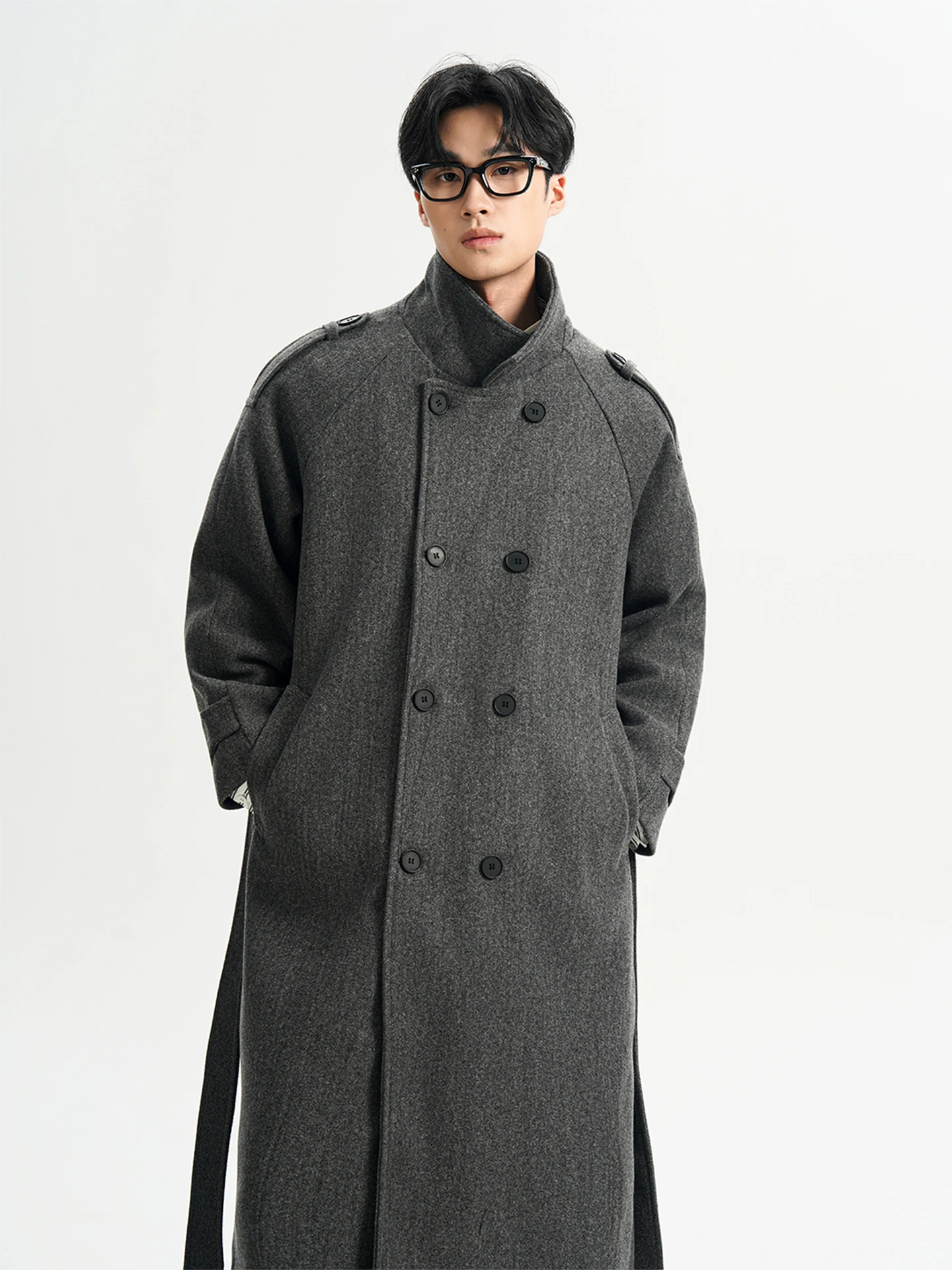 Корейское длинное двубортное мужское шерстяное пальто, зимнее теплое свободное цветное мужское пальто длиной до колена с отложным воротником
Корейское длинное двубортное мужское шерстяное пальто, зимнее теплое свободное цветное мужское пальто длиной до колена с отложным воротником