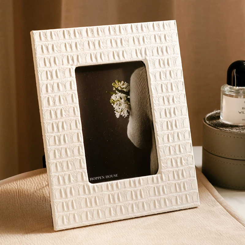 Photo frame table high-end light luxury 6-inch 7-inch creative family photo frame metal retro home decoration ornament
Photo frame table high-end light luxury 6-inch 7-inch creative family photo frame metal retro home decoration ornament