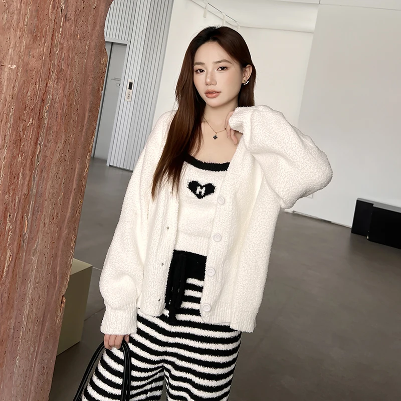 Ladies' Autumn and Winter Wearable Homewear Love Stripes Color-blocked Three-piece Set Aristocratic Style
Ladies' Autumn and Winter Wearable Homewear Love Stripes Color-blocked Three-piece Set Aristocratic Style