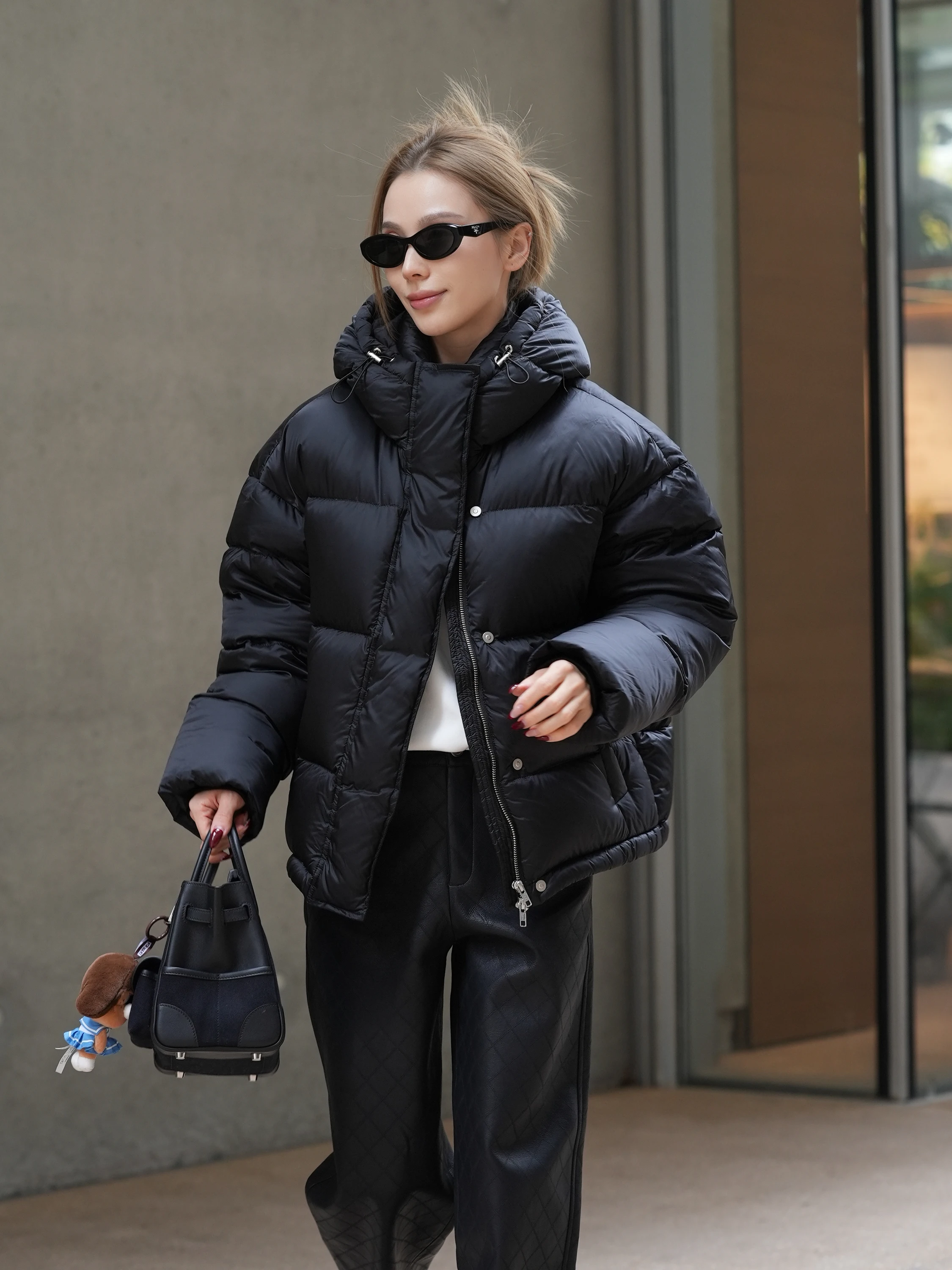 Теплая женская зимняя куртка-пуховик с капюшоном из гусиного пуха Lin Qi Mei Vs White Lover's Korean Sle Personali Duvet Coat
Теплая женская зимняя куртка-пуховик с капюшоном из гусиного пуха Lin Qi Mei Vs White Lover's Korean Sle Personali Duvet Coat