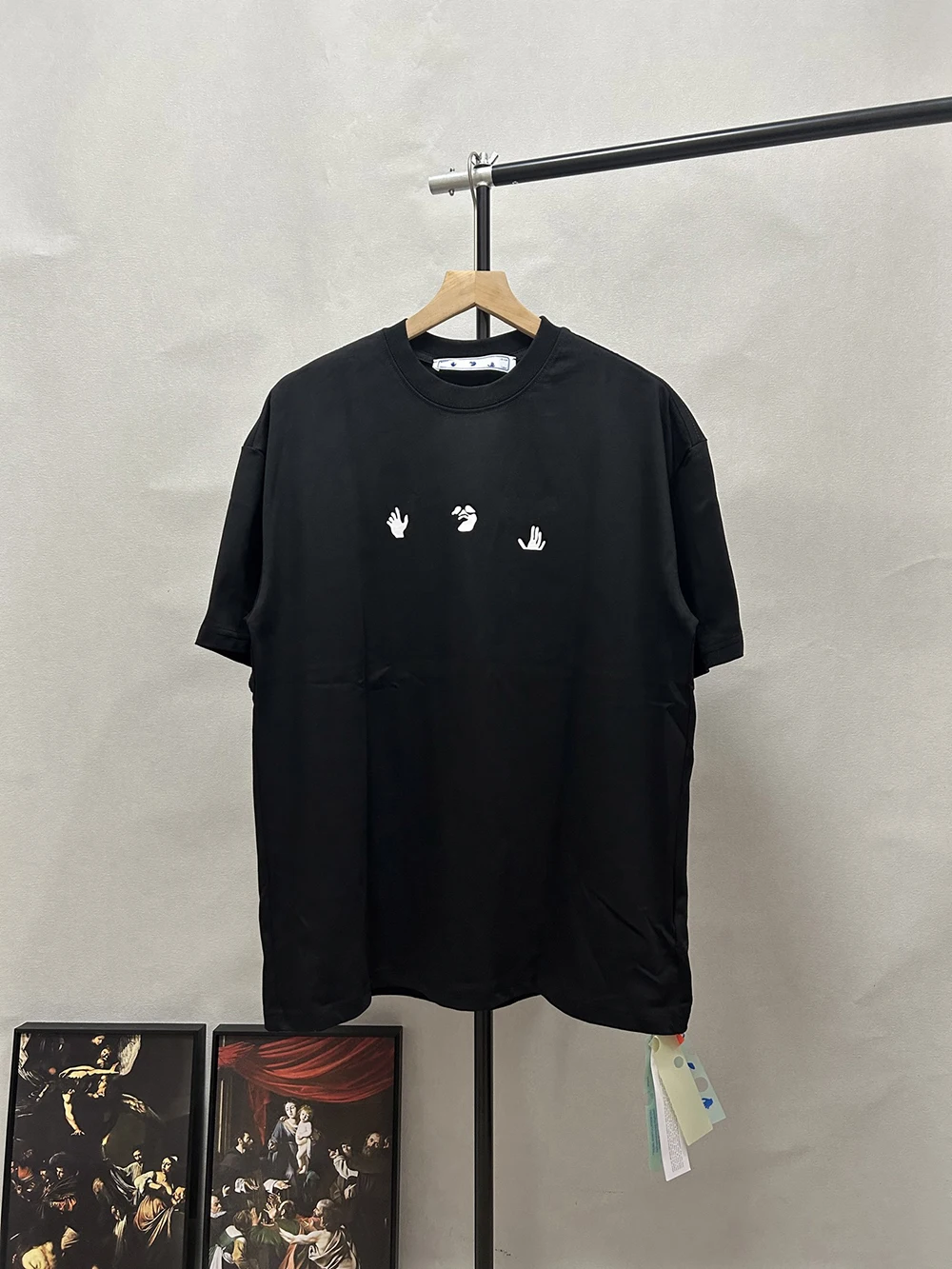 Модная уличная брендовая футболка Abloh высокого качества, новые футболки с круглым вырезом и короткими рукавами с принтом логотипа, мужские и женские повседневные футболки 
Модная уличная брендовая футболка Abloh высокого качества, новые футболки с круглым вырезом и короткими рукавами с принтом логотипа, мужские и женские повседневные футболки