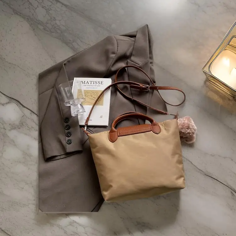 Stylish Women's Crossbody Bag Luxury Vintage Leather Tote Unique Letter Logo Design Large Capacity Commuter Chic Handbag
Stylish Women's Crossbody Bag Luxury Vintage Leather Tote Unique Letter Logo Design Large Capacity Commuter Chic Handbag