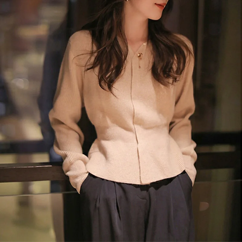 Приталенный вязаный кардиган с V-образным вырезом, длинными рукавами, шерстяной свитер в корейском стиле, однотонный, стандартной длины, для повседневной носки
Приталенный вязаный кардиган с V-образным вырезом, длинными рукавами, шерстяной свитер в корейском стиле, однотонный, стандартной длины, для повседневной носки