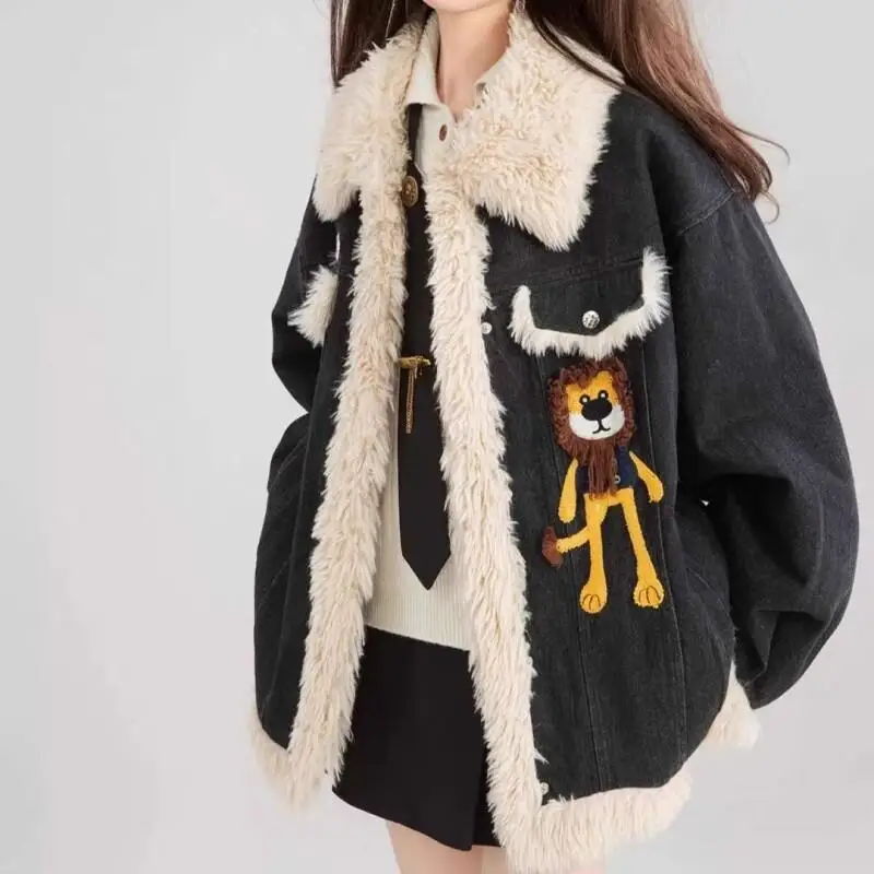Женская зимняя куртка с воротником из овечьей шерсти, джинсовая куртка, новая осенне-зимняя модель с мультяшной вышивкой, свободная, утепленная, на хлопковой подкладке, верхняя одежда
Женская зимняя куртка с воротником из овечьей шерсти, джинсовая куртка, новая осенне-зимняя модель с мультяшной вышивкой, свободная, утепленная, на хлопковой подкладке, верхняя одежда