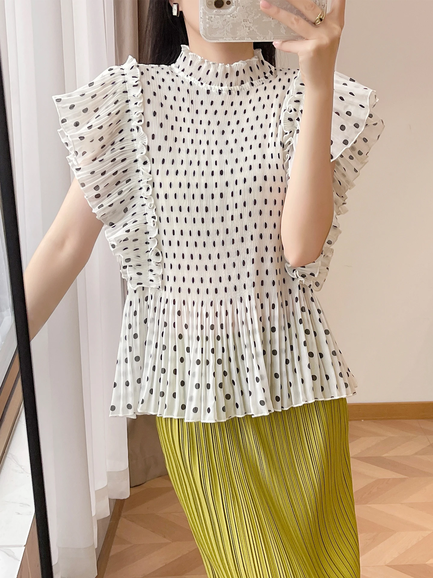 Elegant Polka Dot Women's Top Summer New Folded Sleeve Slimming Meat Covering Fly Sleeve Polyester Loose Fit Breathable Short...
Elegant Polka Dot Women's Top Summer New Folded Sleeve Slimming Meat Covering Fly Sleeve Polyester Loose Fit Breathable Short...