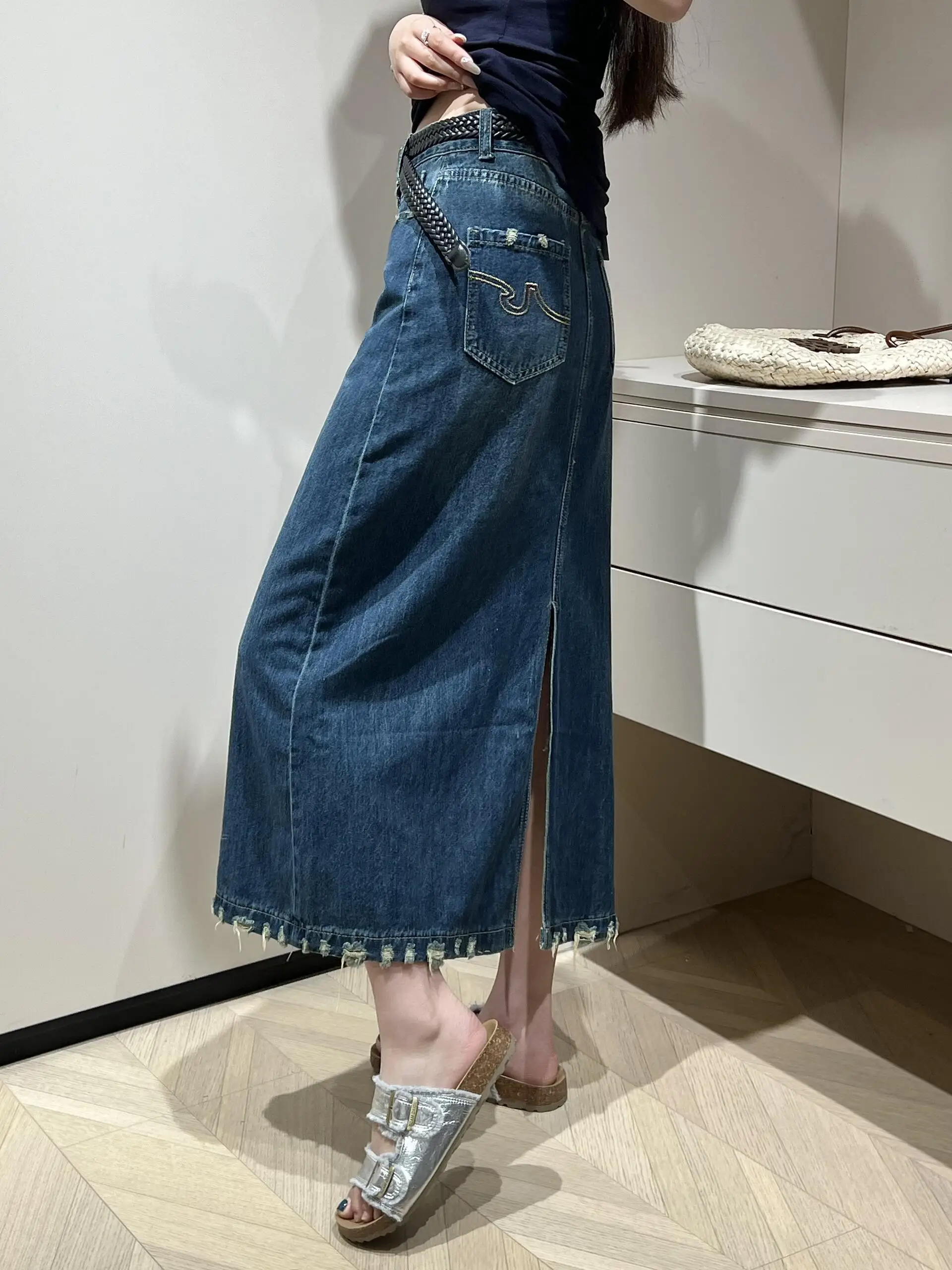 Summer New Design A-Line Denim Skirt for Women Casual High Waist Cotton Embroidery Frayed Pocket Split Versatile Midi Skirt
Summer New Design A-Line Denim Skirt for Women Casual High Waist Cotton Embroidery Frayed Pocket Split Versatile Midi Skirt