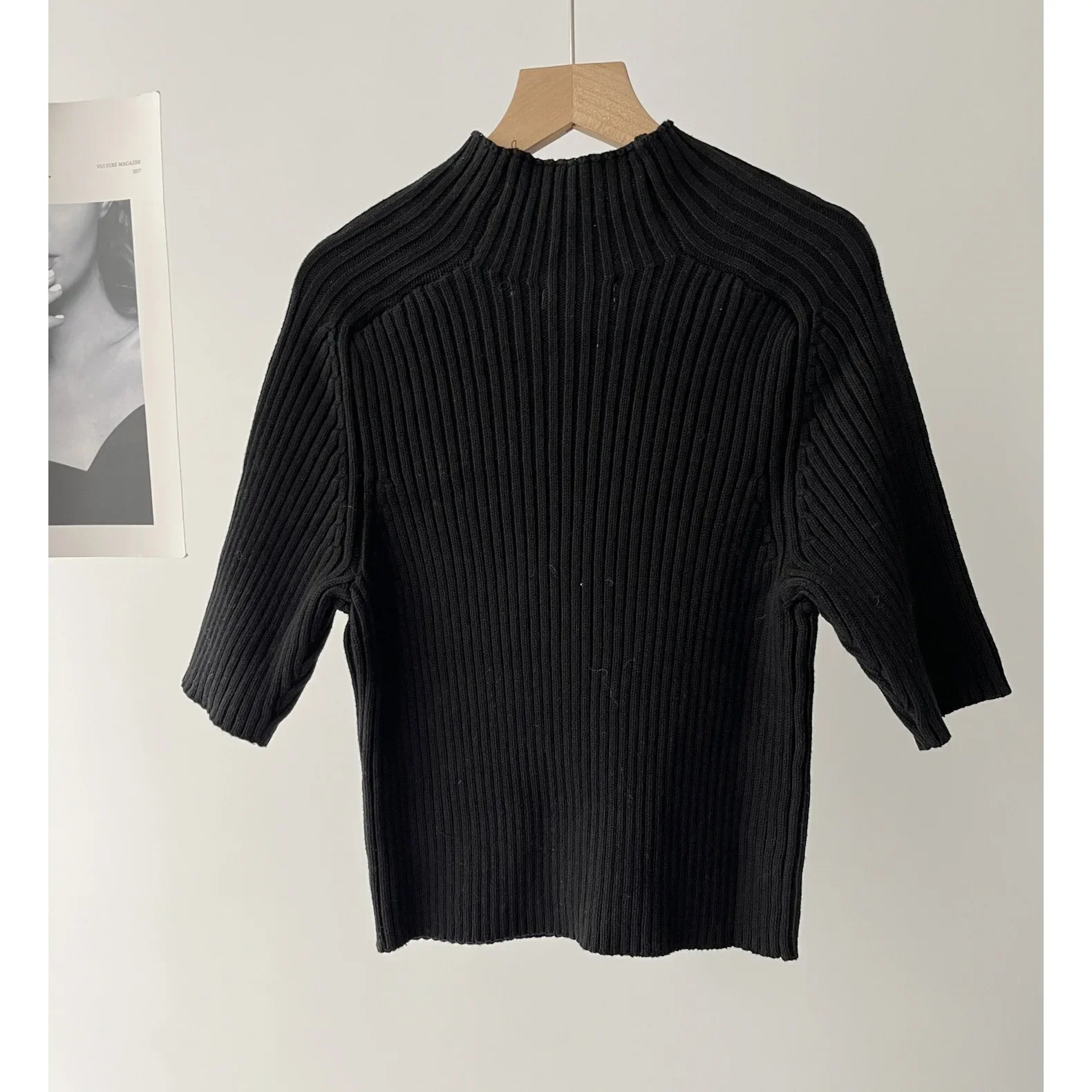 Women's French Light Ripe Temperament Black Bottom Ribbed Semi-turtleneck Five-Sleeve Knitted Sweater 16a
Women's French Light Ripe Temperament Black Bottom Ribbed Semi-turtleneck Five-Sleeve Knitted Sweater 16a