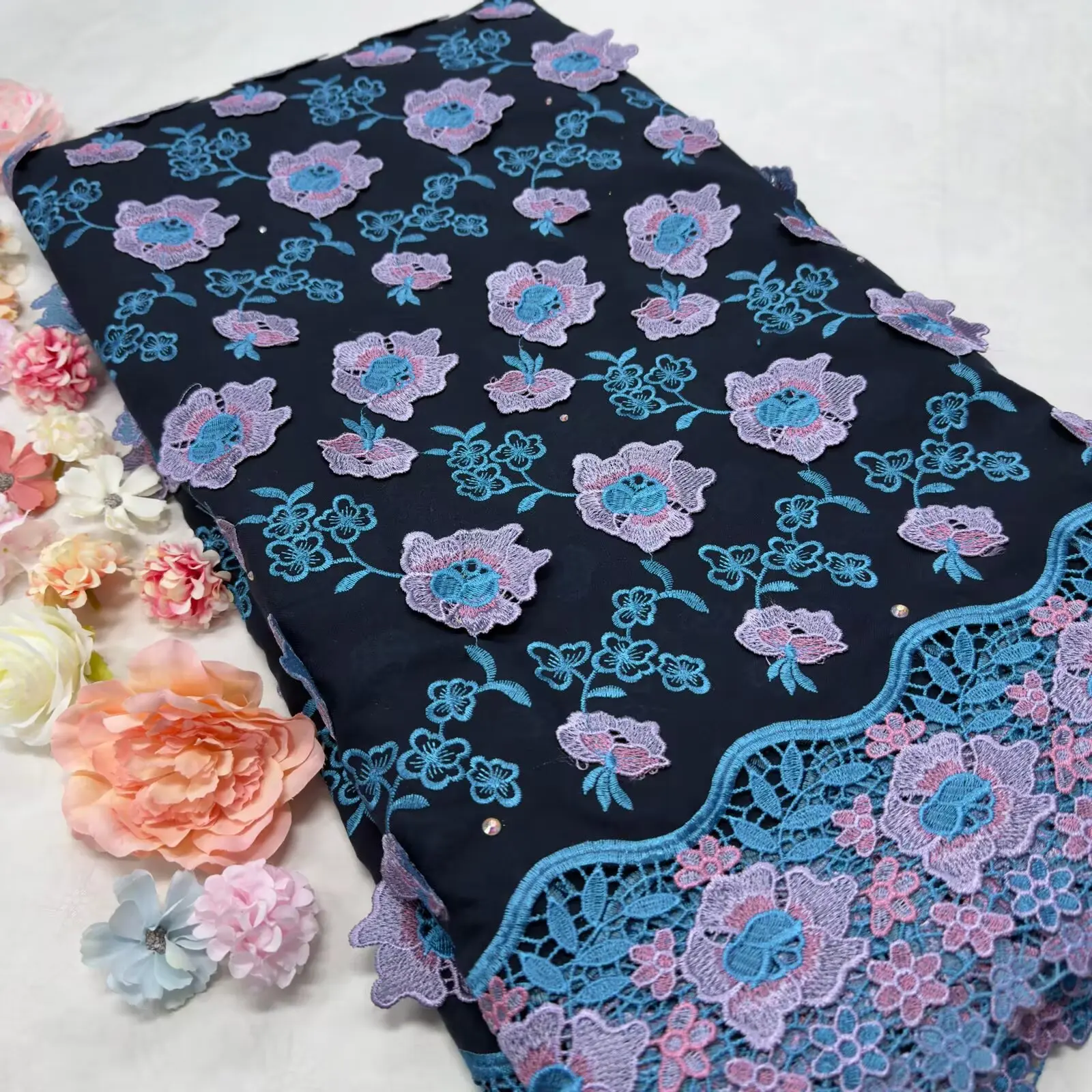 Роскошная африканская хлопковая кружевная ткань с вышивкой и камнями, высококачественная швейцарская вуаль, ткань в Швейцарии для шитья одежды 19A12
Роскошная африканская хлопковая кружевная ткань с вышивкой и камнями, высококачественная швейцарская вуаль, ткань в Швейцарии для шитья одежды 19A12