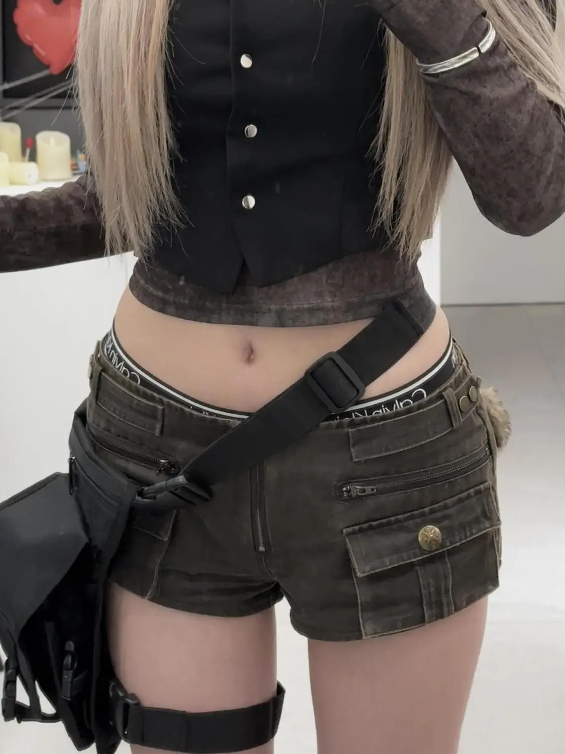 American Vibe Plus Size Washed Denim Cargo Shorts for Women Low Waist Slim Fit Flared Hot Pants Hot Girl Style Trendy Bottoms
American Vibe Plus Size Washed Denim Cargo Shorts for Women Low Waist Slim Fit Flared Hot Pants Hot Girl Style Trendy Bottoms