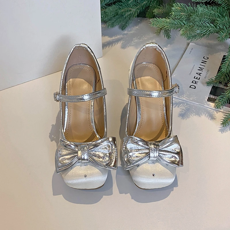 Women's French-Style Silver Bow Latin Dance Shoes — Cute Chunky-Heel High Heels for Dresses Parties and Lolita-Style Casual Wear
Women's French-Style Silver Bow Latin Dance Shoes — Cute Chunky-Heel High Heels for Dresses Parties and Lolita-Style Casual Wear