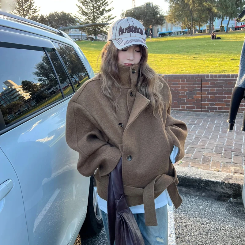 ort Stand Collar Woolen Coat Women Winter 2025 New Retro High-End Waist-Cinching Tailored Lapel Single-Breasted Street Sle
ort Stand Collar Woolen Coat Women Winter 2025 New Retro High-End Waist-Cinching Tailored Lapel Single-Breasted Street Sle