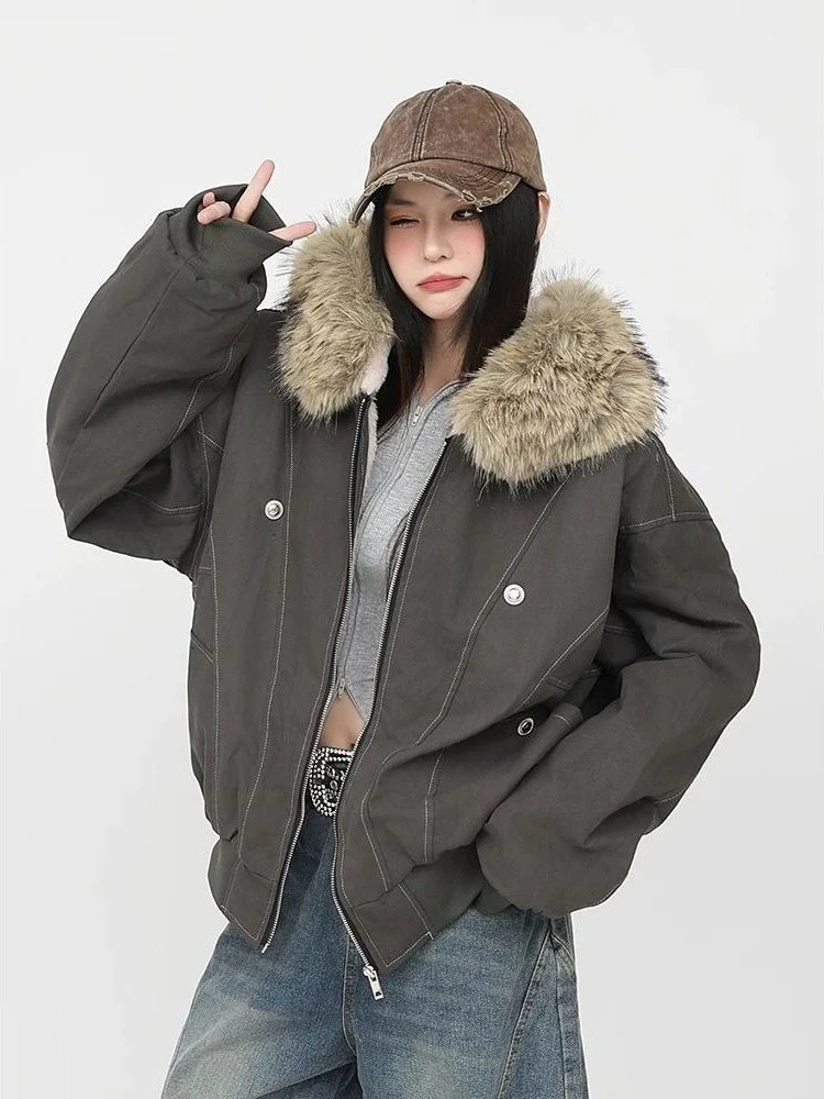Короткие парки с воротником из искусственного меха в американском стиле ретро, женская уличная одежда с капюшоном, хлопковое пальто на молнии, винтажное однотонное повседневное пальто, осень 2023 г.
Короткие парки с воротником из искусственного меха в американском стиле ретро, женская уличная одежда с капюшоном, хлопковое пальто на молнии, винтажное однотонное повседневное пальто, осень 2023 г.