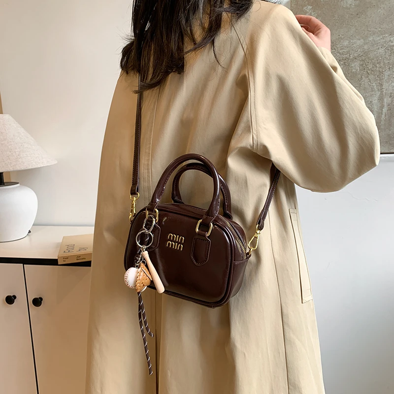 Elegant Simple Shopper Bag For Women With Vintage Design Solid Color Trendy Logo High-end Minimalist Use
Elegant Simple Shopper Bag For Women With Vintage Design Solid Color Trendy Logo High-end Minimalist Use