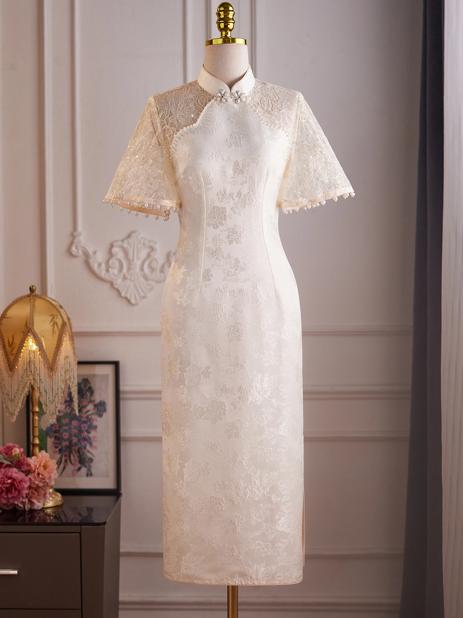 Элегантное белое кружевное платье-ципао с коротким рукавом и пэчворком, миди-длина, для повседневной носки, из полиэстеровой смеси
Элегантное белое кружевное платье-ципао с коротким рукавом и пэчворком, миди-длина, для повседневной носки, из полиэстеровой смеси