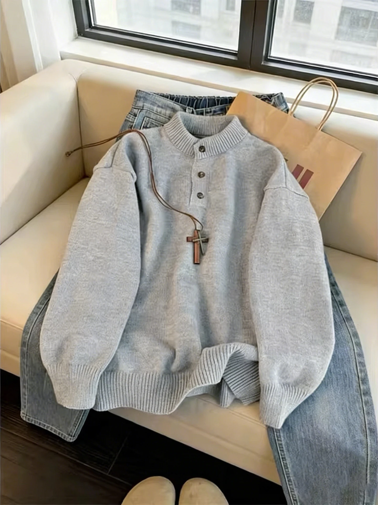 Светло-серый мужской свитер в американском стиле с воротником Хенри, зимний, утепленный, вязаный, в стиле Old Money, для повседневной носки
Светло-серый мужской свитер в американском стиле с воротником Хенри, зимний, утепленный, вязаный, в стиле Old Money, для повседневной носки