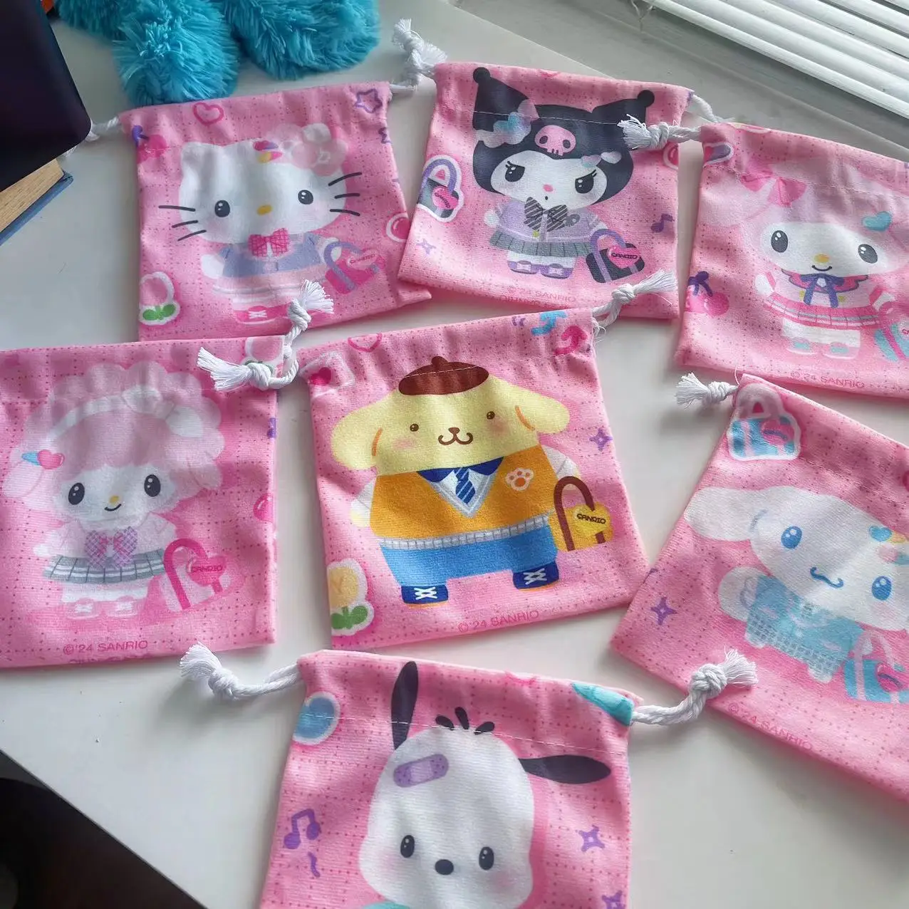 Sanrio Cute Cartoon Hello Kitty Fabric Bundle Pocket Storage Bag Drawstring Student Sundry Makeup Bag Portable Fabric Bag 14*16c
Sanrio Cute Cartoon Hello Kitty Fabric Bundle Pocket Storage Bag Drawstring Student Sundry Makeup Bag Portable Fabric Bag 14*16c