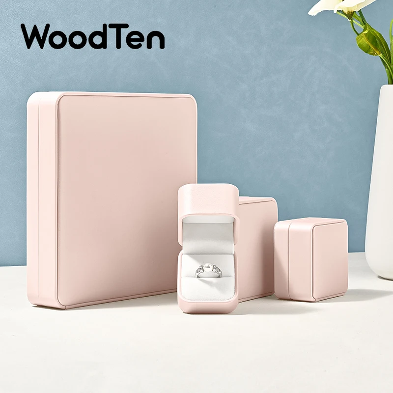 Кожаная шкатулка WoodTen для украшений: органайзер для колец, серег, ожерелий, браслетов. Идеально для предложения руки и сердца, свадебной упаковки. С возможностью индивидуализации.
Кожаная шкатулка WoodTen для украшений: органайзер для колец, серег, ожерелий, браслетов. Идеально для предложения руки и сердца, свадебной упаковки. С возможностью индивидуализации.
