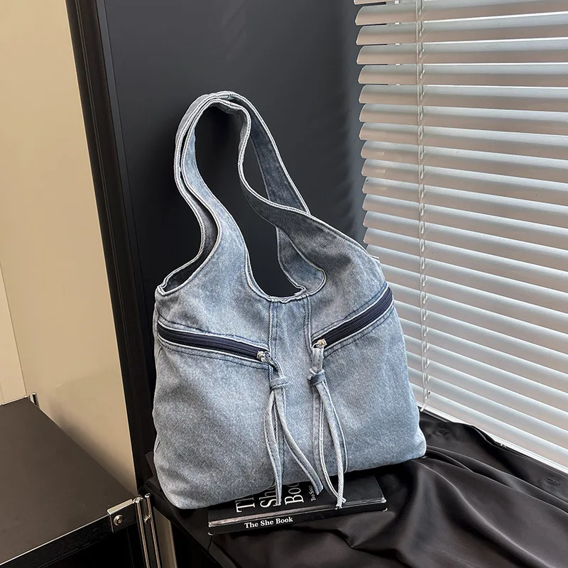 Осень 2023, новая повседневная джинсовая сумка большой вместимости, женская легкая сумка через плечо, пригородная большая сумка
Осень 2023, новая повседневная джинсовая сумка большой вместимости, женская легкая сумка через плечо, пригородная большая сумка
