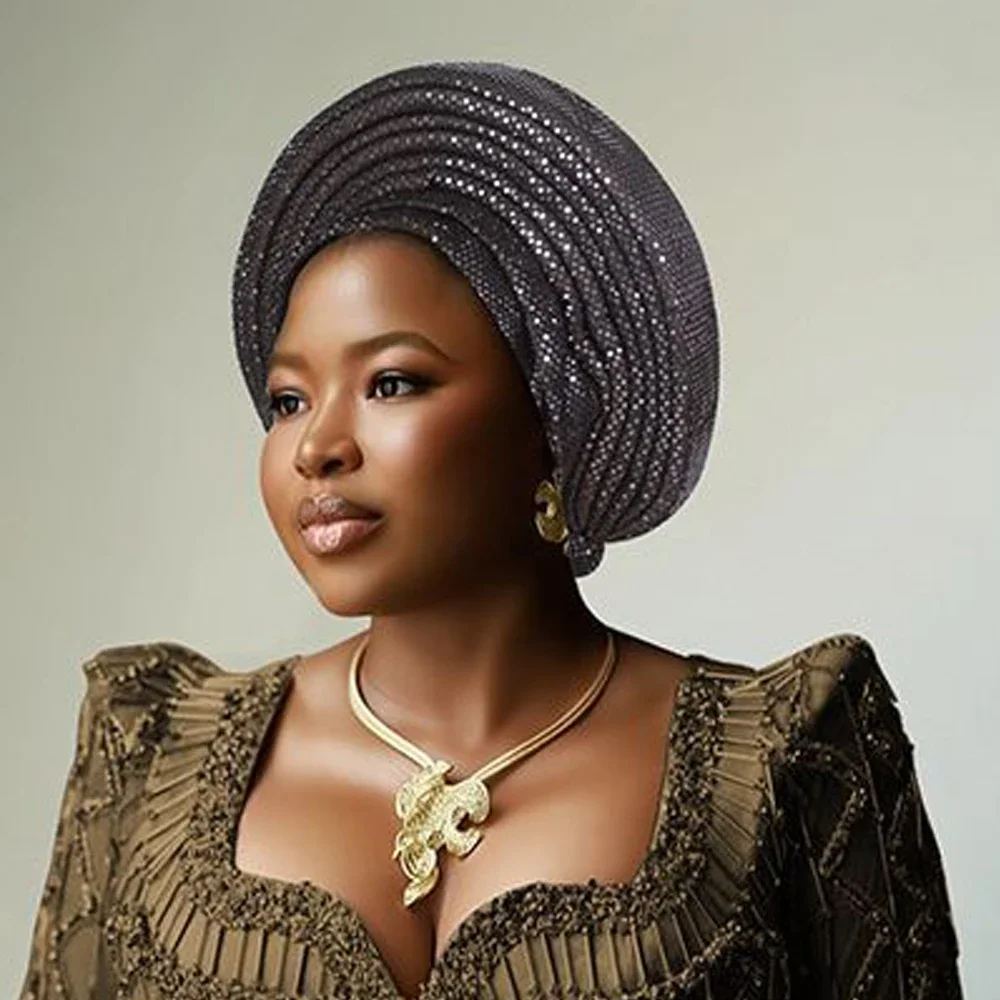 Новый тюрбан с блестками для женщин, уже сделал в африканском стиле, авто Геле, повязка на голову, Нигерия, свадебный гелевый женский головной убор, хиджаб, головной убор
Новый тюрбан с блестками для женщин, уже сделал в африканском стиле, авто Геле, повязка на голову, Нигерия, свадебный гелевый женский головной убор, хиджаб, головной убор