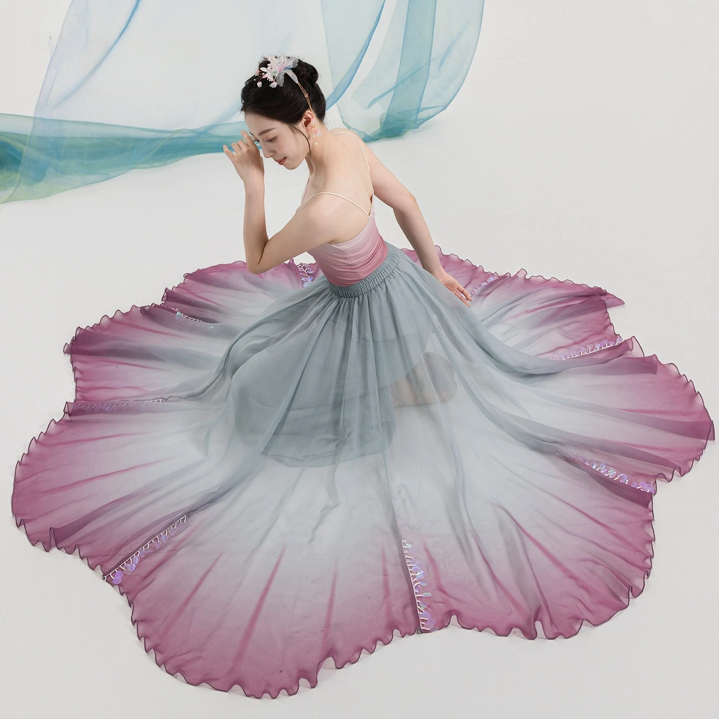 Classical Wide Leg Dance Skirt Pants Elastic Waist Loose Trouser Sequin Decoration Large Flowers Practice Divided Skirt
Classical Wide Leg Dance Skirt Pants Elastic Waist Loose Trouser Sequin Decoration Large Flowers Practice Divided Skirt