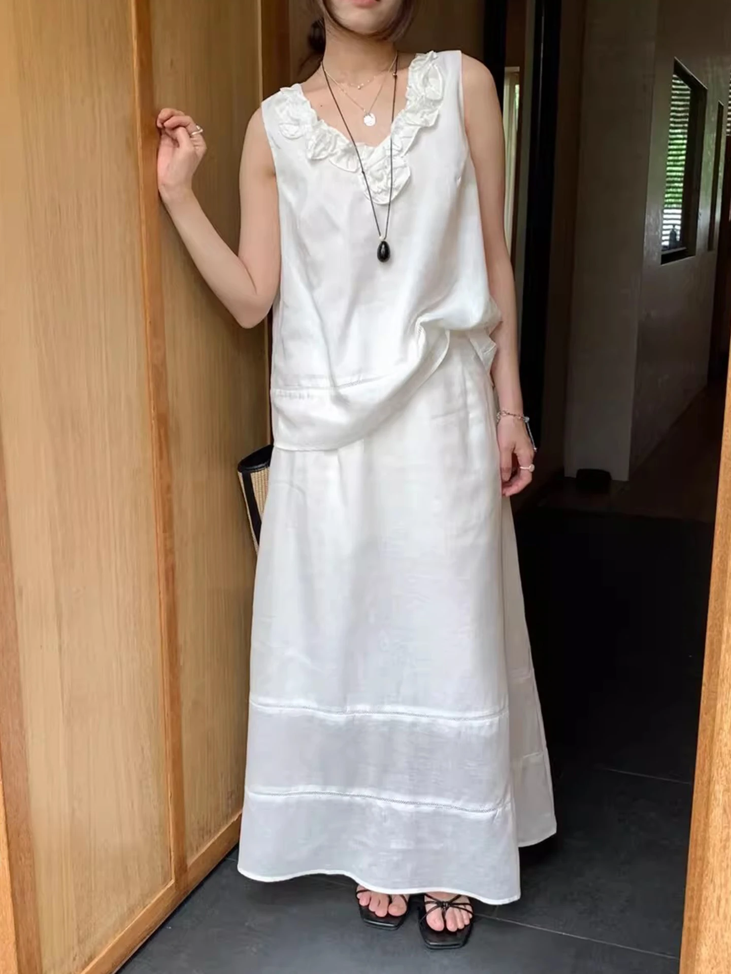 Fashionable High Waist Midi Skirt And Sleeveless V-Neck Top Women's Summer New Two-Piece Set Elegant Plant Floral Print Commu...
Fashionable High Waist Midi Skirt And Sleeveless V-Neck Top Women's Summer New Two-Piece Set Elegant Plant Floral Print Commu...