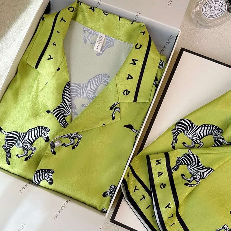 Pajama Set Women 2025 New Ice Silk Pijamas De Mujer Green Zebra Pajamas Short Sleeve Shorts Long Pants Sleepwear 3pcs
Pajama Set Women 2025 New Ice Silk Pijamas De Mujer Green Zebra Pajamas Short Sleeve Shorts Long Pants Sleepwear 3pcs