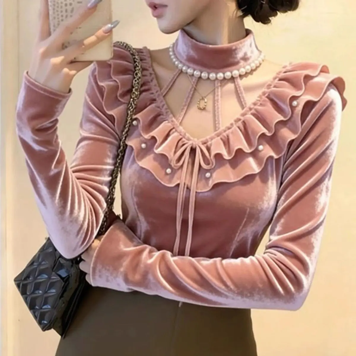 huge, good-looking, beautiful temperament, light mature top, light luxury, high-end pink velvet shirt, female spring
huge, good-looking, beautiful temperament, light mature top, light luxury, high-end pink velvet shirt, female spring