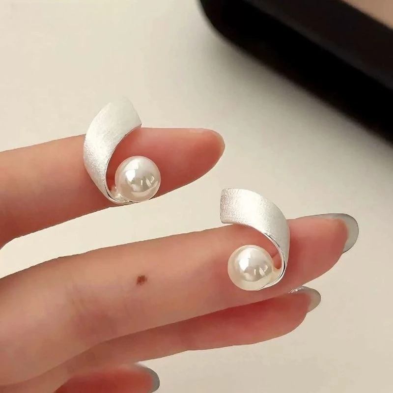 Vintage silvery spiral pearl earrings, featuring a light luxury and fashionable style, are versatile and suitable for women
Vintage silvery spiral pearl earrings, featuring a light luxury and fashionable style, are versatile and suitable for women