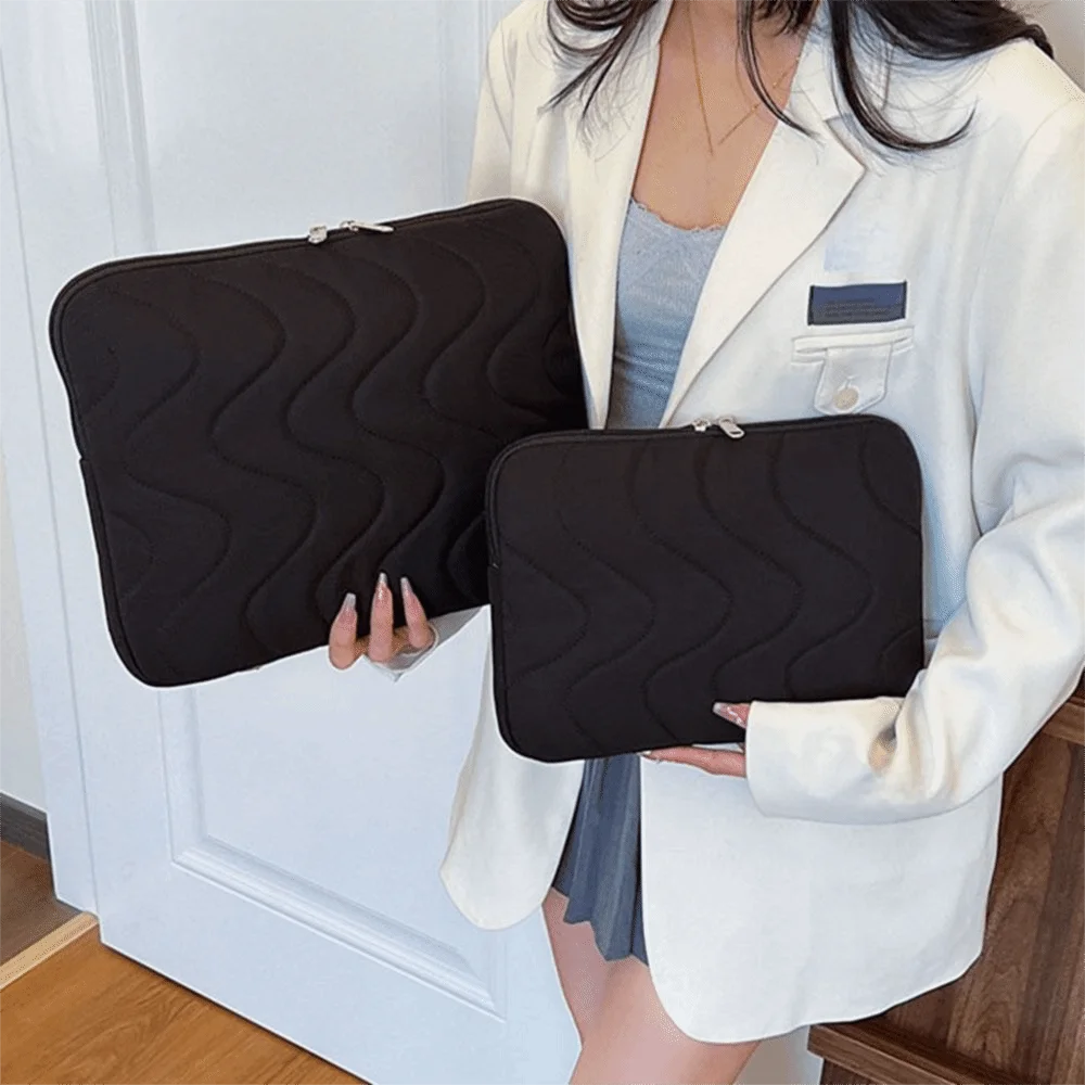 Simple Fashion Laptop Sleeves Casual Protective Quilted Laptop Bag Soft Lightweight Computer Bags for Men/Women
Simple Fashion Laptop Sleeves Casual Protective Quilted Laptop Bag Soft Lightweight Computer Bags for Men/Women