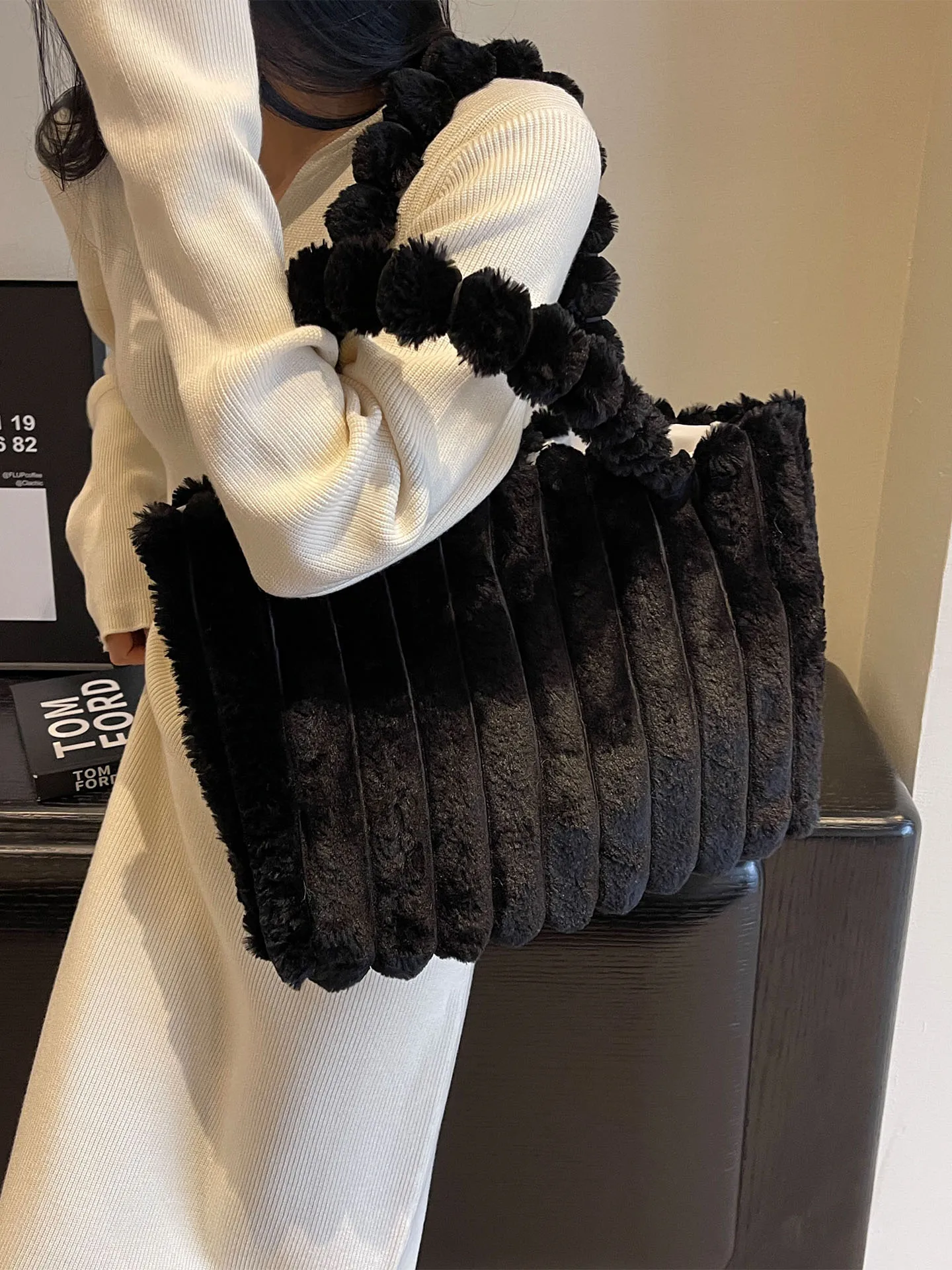 Большая вместительная плюшевая сумка-тоут для женщин, осень-зима, новый корейский стиль, повседневные сумки на одно плечо, дорожная сумка с магнитной пряжкой
Большая вместительная плюшевая сумка-тоут для женщин, осень-зима, новый корейский стиль, повседневные сумки на одно плечо, дорожная сумка с магнитной пряжкой