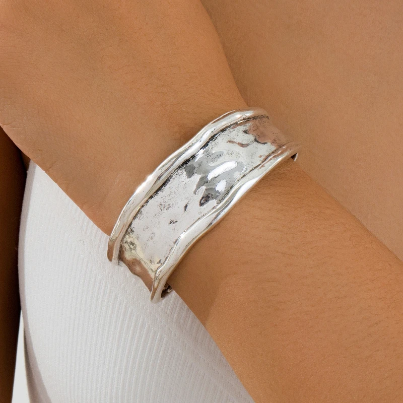 Personalized Retro Punk Style Pleated Arc Bracelet Niche Design Men and Women Fashion Trend Accessories Jewelry
Personalized Retro Punk Style Pleated Arc Bracelet Niche Design Men and Women Fashion Trend Accessories Jewelry