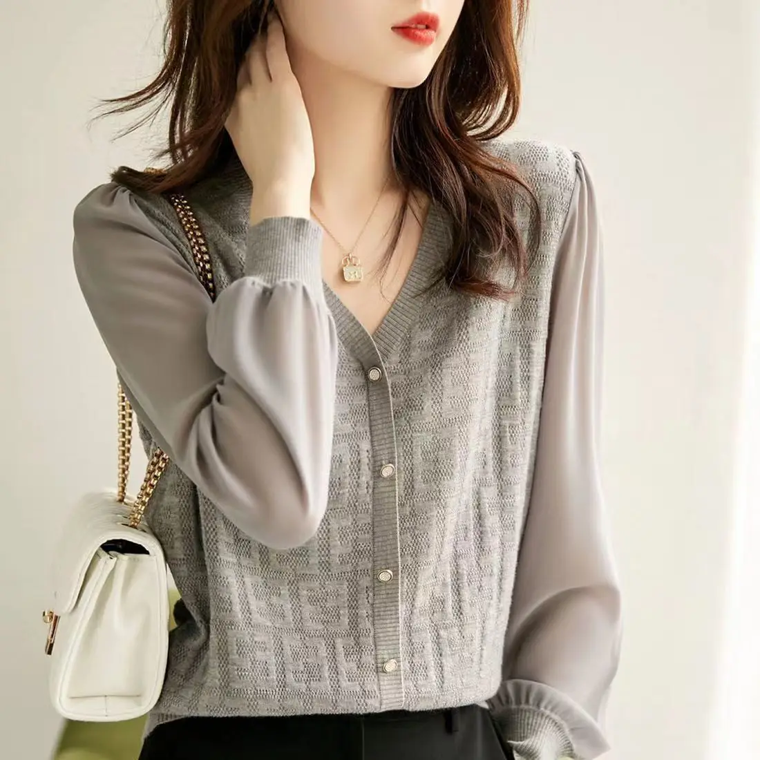 2024 Spring New Knitted Shirt Versatile And Slimming Patchwork Chiffon Long Sleeve Fashion Style V-Neck Hoodie Top
2024 Spring New Knitted Shirt Versatile And Slimming Patchwork Chiffon Long Sleeve Fashion Style V-Neck Hoodie Top