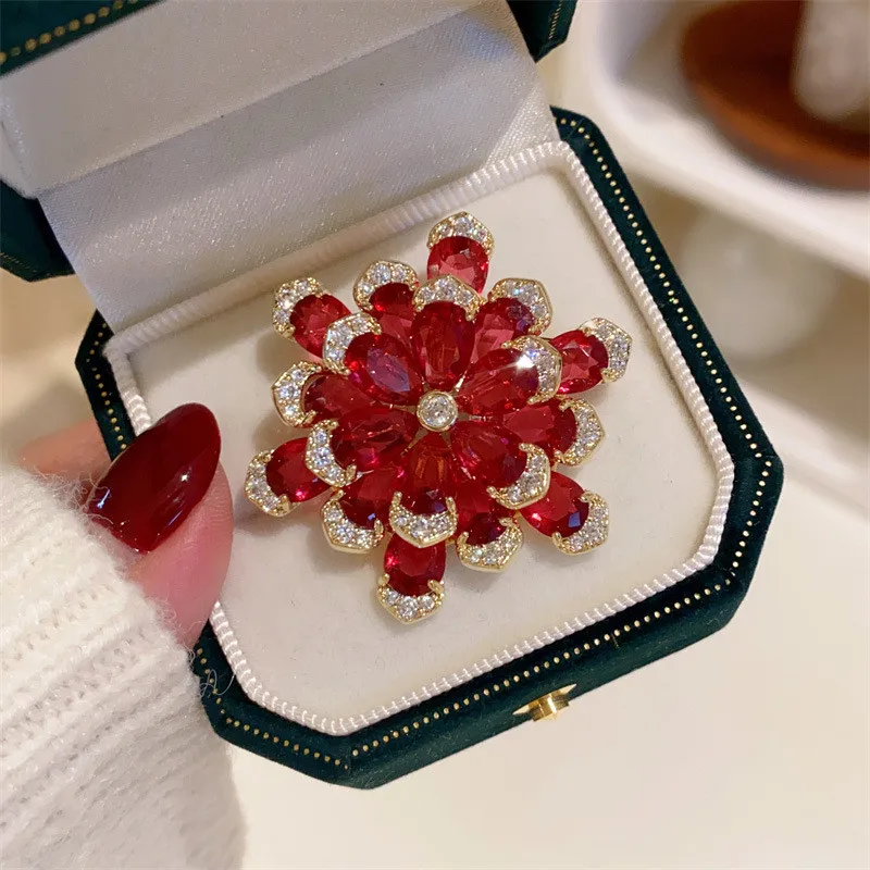 CC Brooches for Women Red Zirconia Sweater Pins Vintage Court Flower Shape Clothes Pin Elegant Corsage Luxury Jewelry Gift B101
CC Brooches for Women Red Zirconia Sweater Pins Vintage Court Flower Shape Clothes Pin Elegant Corsage Luxury Jewelry Gift B101