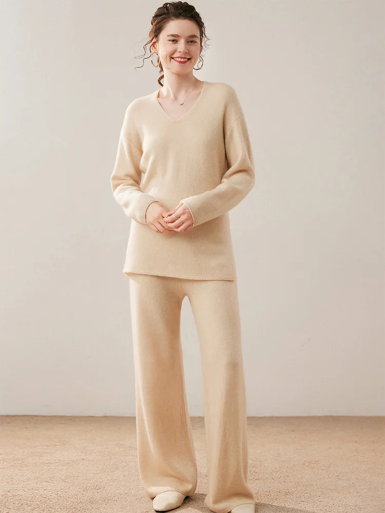 Изысканный комплект из двух предметов: свитер с V-образным вырезом и широкие брюки. Элегантная женская одежда класса люкс для осени и зимы. 100% кашемировый вязаный свитер.
Изысканный комплект из двух предметов: свитер с V-образным вырезом и широкие брюки. Элегантная женская одежда класса люкс для осени и зимы. 100% кашемировый вязаный свитер.