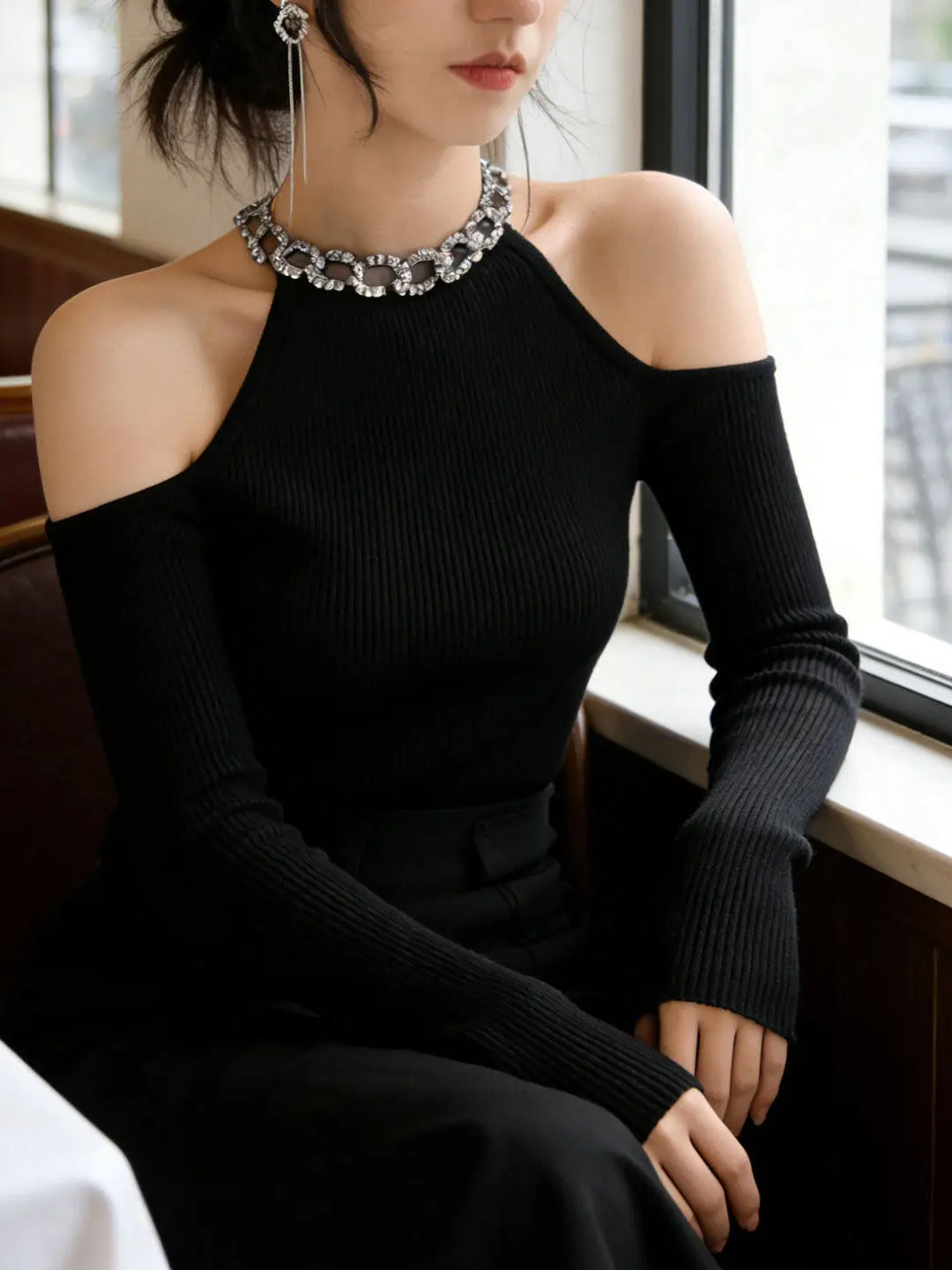 Elegant Knitted Shoulder Bared Sweater Women's Base Layer Shirt Autumn Winter Fashionable Hanging Neck Top Polyester Fiber
Elegant Knitted Shoulder Bared Sweater Women's Base Layer Shirt Autumn Winter Fashionable Hanging Neck Top Polyester Fiber