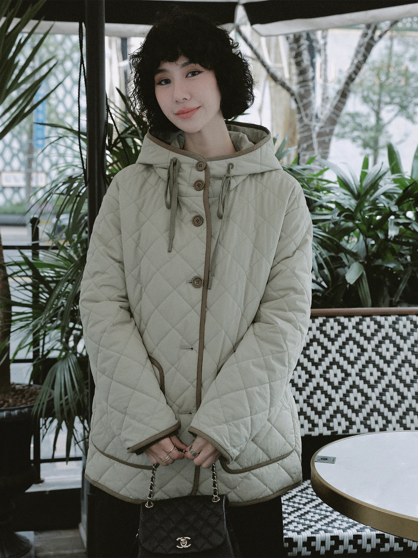 Утепленное хлопковое пальто с капюшоном, прямого кроя, простое, с длинными рукавами, новая модель для женщин
Утепленное хлопковое пальто с капюшоном, прямого кроя, простое, с длинными рукавами, новая модель для женщин