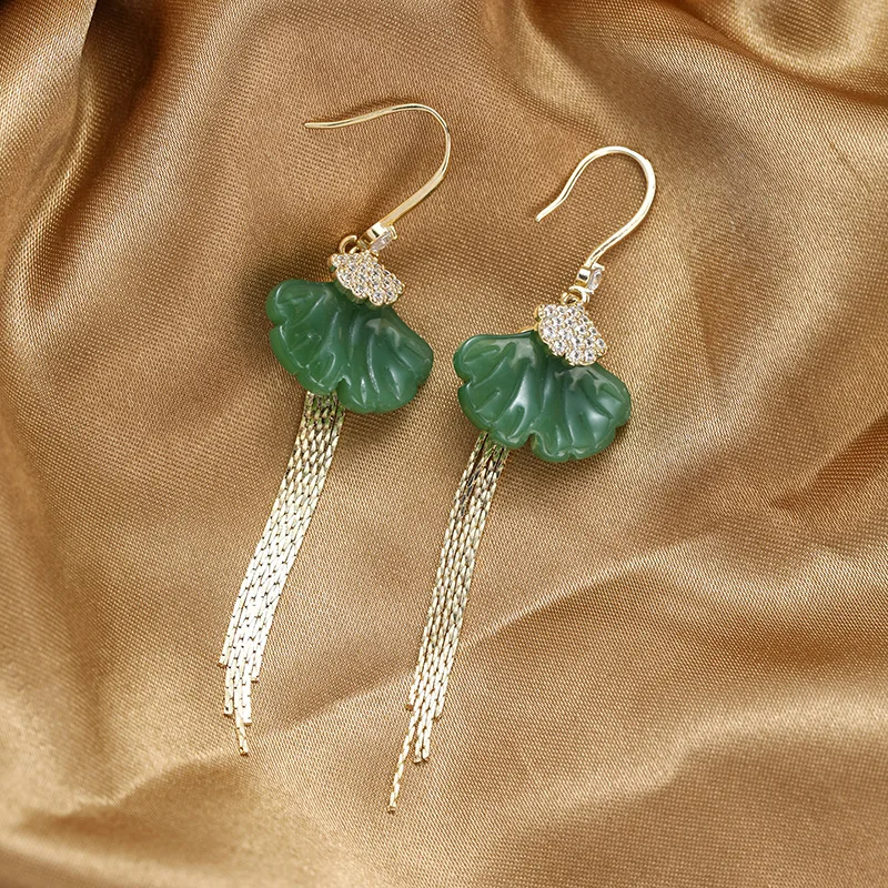 Fashionable and exquisite fan-shaped earrings, versatile ear hooks, emerald green ginkgo leaf tassel design, niche earrings
Fashionable and exquisite fan-shaped earrings, versatile ear hooks, emerald green ginkgo leaf tassel design, niche earrings