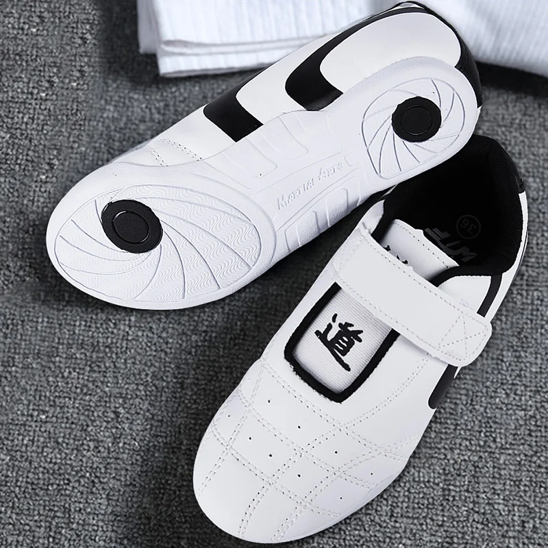 Taekwondo shoes, specialized for children's and men's Sanda professional martial arts shoes adult training clothing shoes
Taekwondo shoes, specialized for children's and men's Sanda professional martial arts shoes adult training clothing shoes